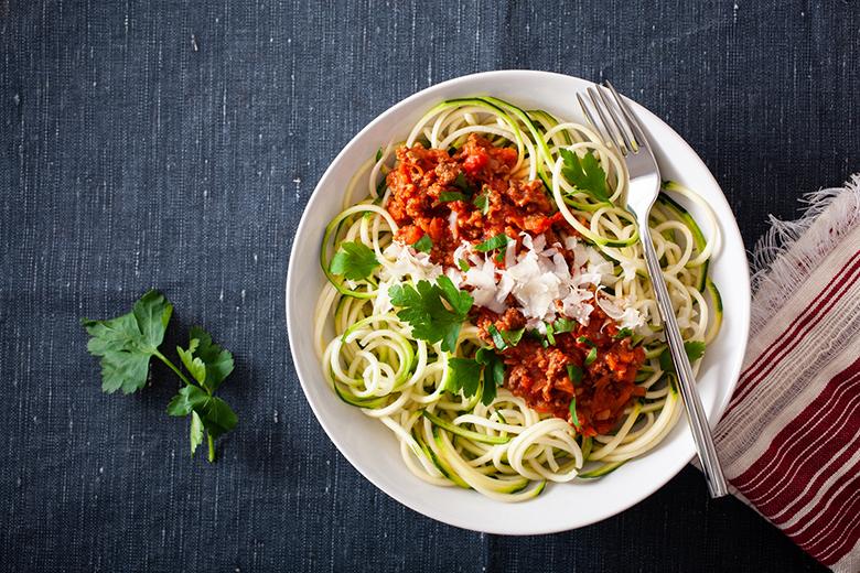 Vegane Zoodles in Baumnussbolognese