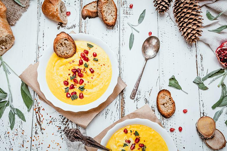 Kürbiscremesuppe mit Granatapfelkernen