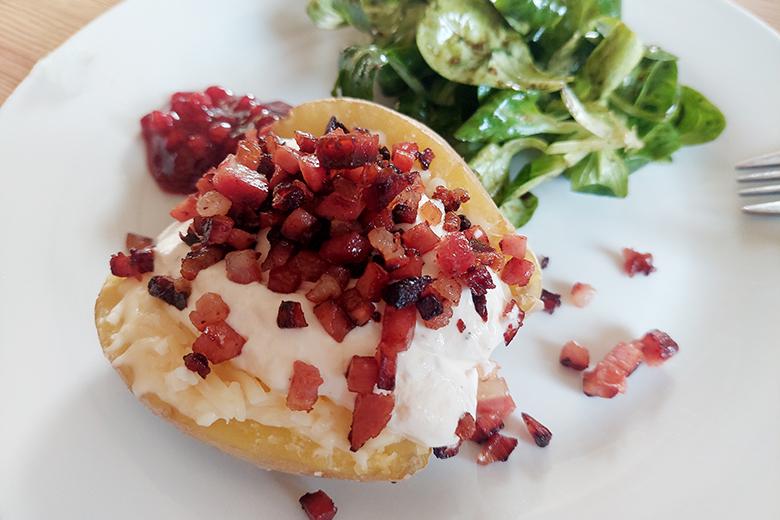Ofenkartoffeln mit Speck und Rahmdip