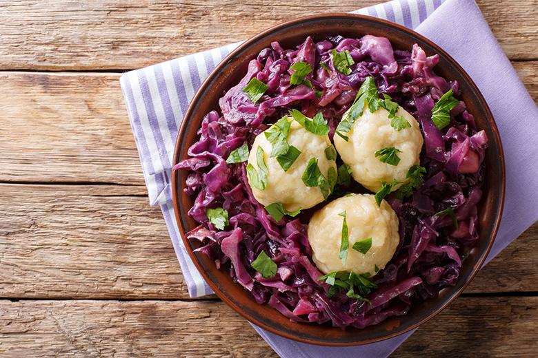 Kartoffelknödel auf Rotkraut