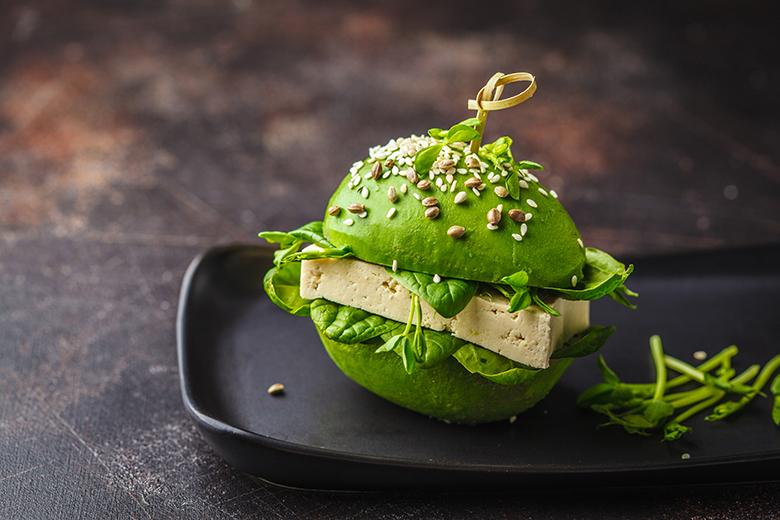 Veganer Avocado-Tofu-Burger