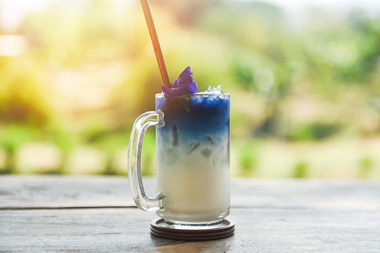 Eismilch mit Schmetterlingserbsenblüten