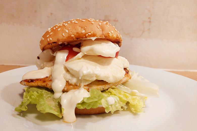 Tomaten-Mozzarella-Burger mit Pouletfleisch