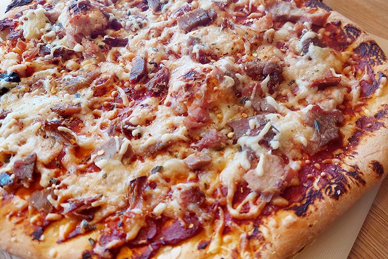 Pizza mit Schweinefleisch
