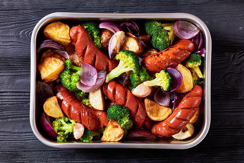 Cervelat vom Blech mit Gemüse