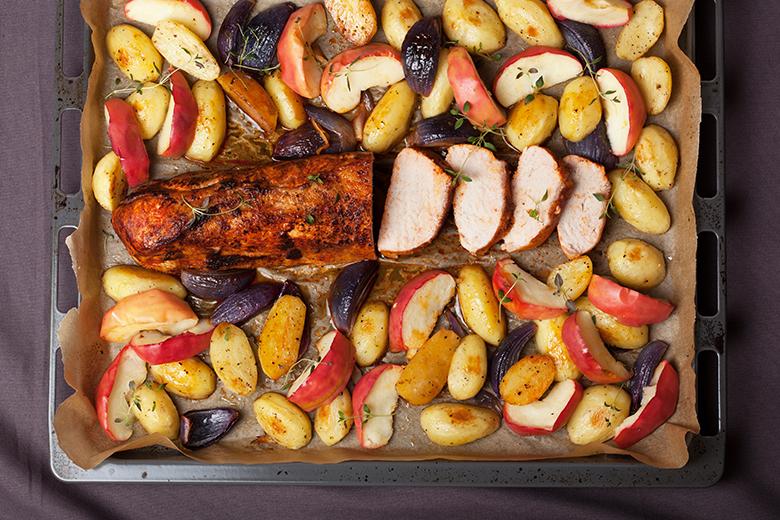 One Tray Oven mit Schweinefleisch, Äpfeln und Kartoffeln