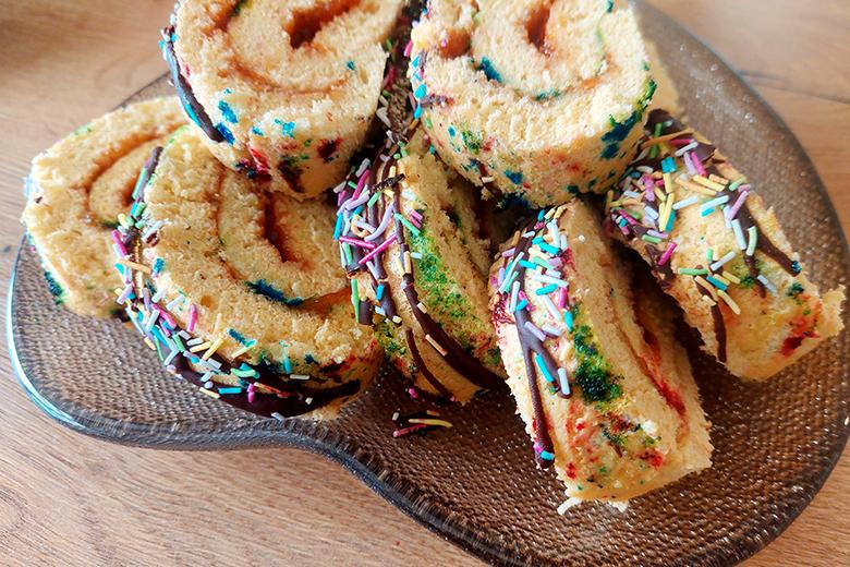 Bunte Biskuitroulade