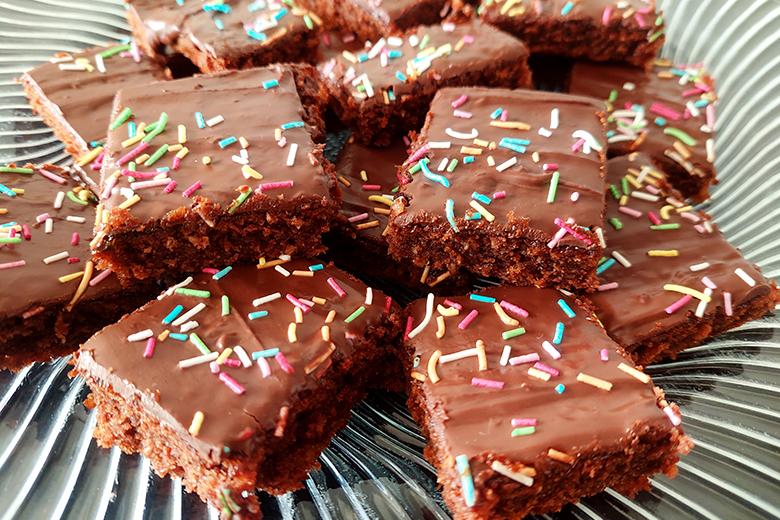 Schokoladen-Konfetti-Blechkuchen