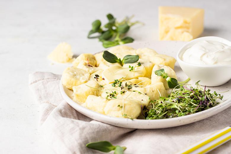 Quarkknödel mit Sprossen und Sauerrahmdip