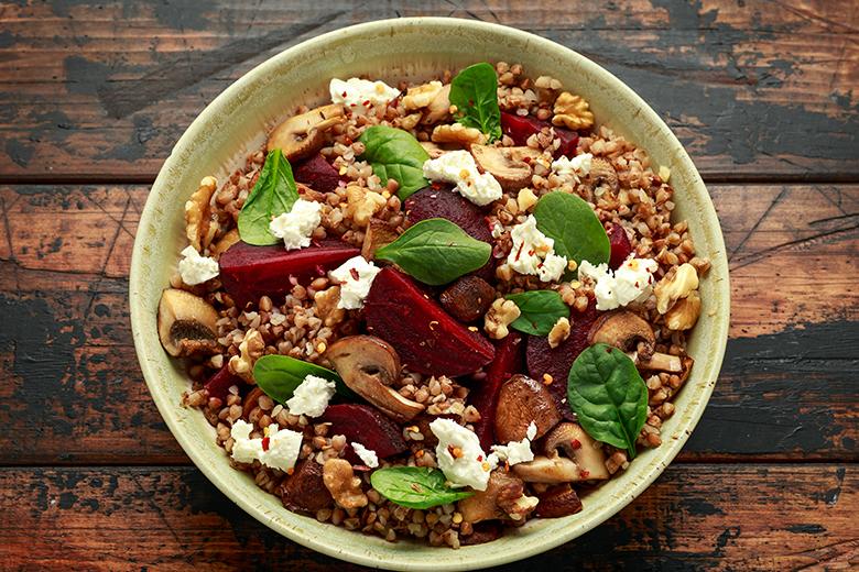 Buchweizensalat mit Randen und Champignons