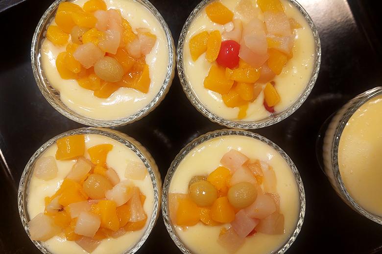 Puddingdessert mit exotischen Früchten