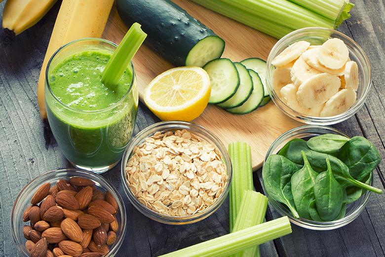 Gesunder Smoothie mit Sellerie und Spinat