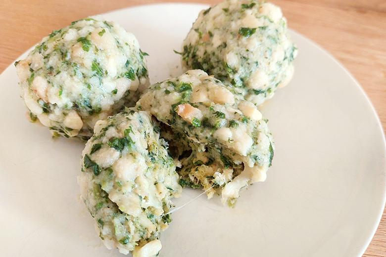 Spinatknödel mit Bärlauch und Käse