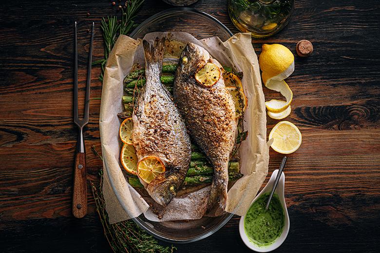 Dorade auf Spargelbeet