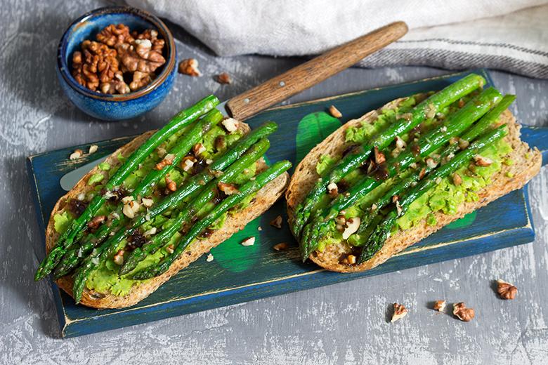 Veganes Vollkornsandwich mit Spargel und Erbsenpüree