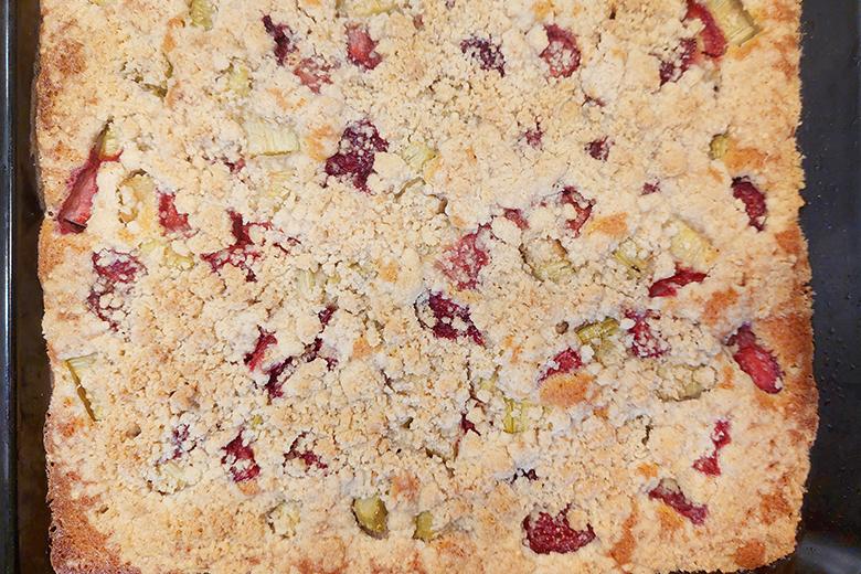 Rhabarber-Erdbeer-Blechkuchen