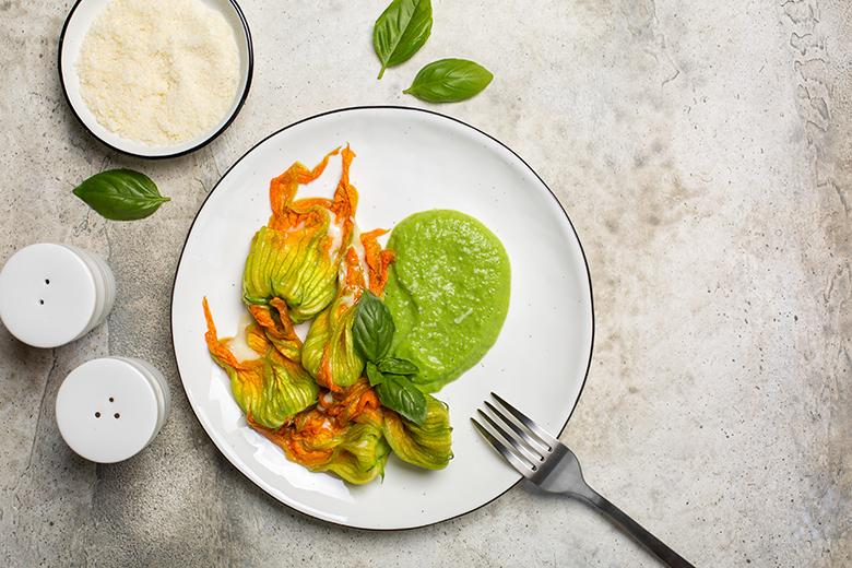 Gefüllte Zucchettiblüten auf Erbsensauce