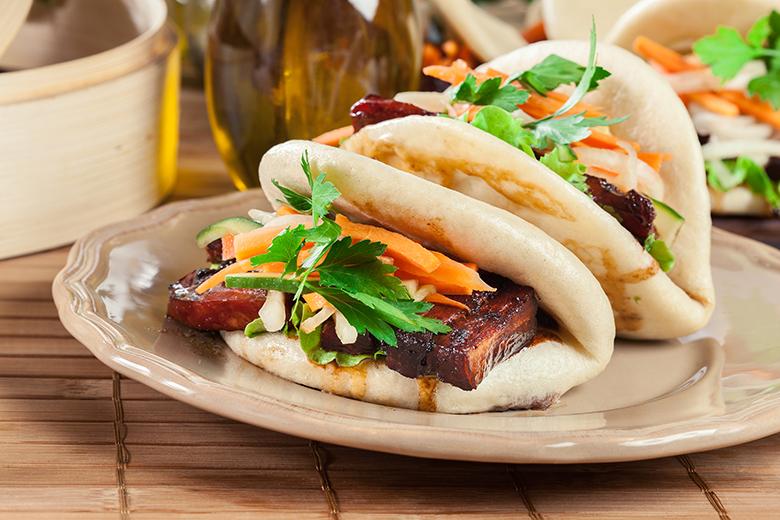 Bao Buns mit Schweinebauch und Gemüse
