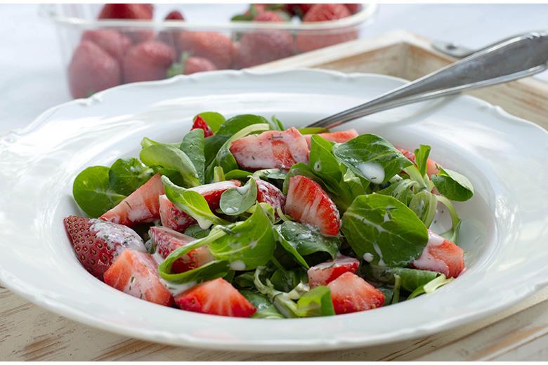 Nüsslisalat mit Erdbeeren
