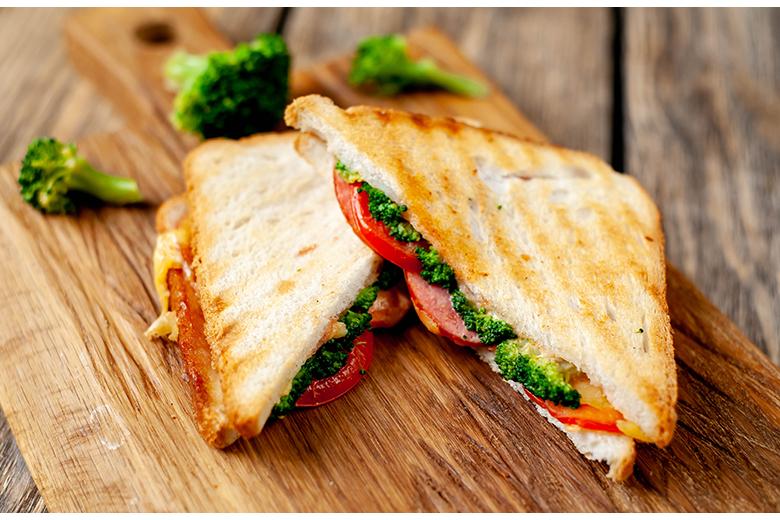 Taostsandwich mit Broccoli, Schinken und Käse