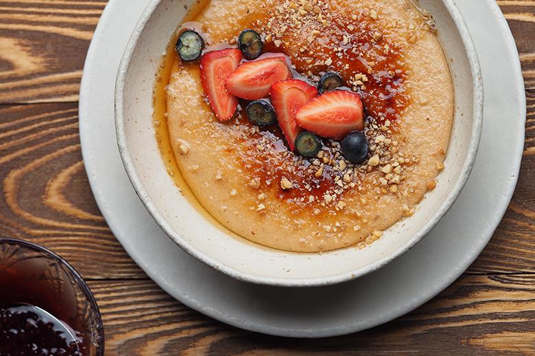 Karamellisierter Haferbrei mit Erdbeeren
