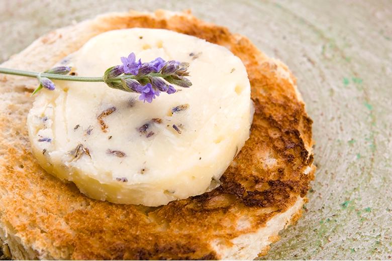 Kräuterbutter mit Lavendel