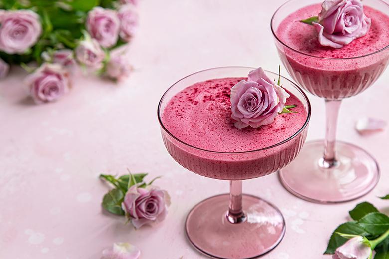 Rosenmousse mit Himbeeren