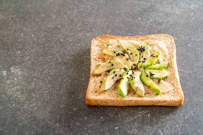Joghurt-Toast mit Avocado
