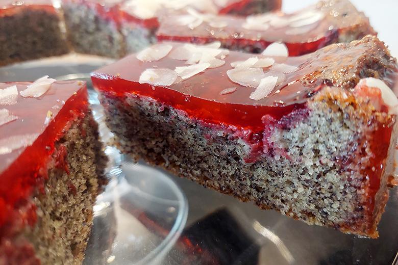 Mohnkuchen mit Kirschengelee