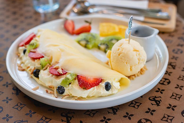 Crepe mit Früchten und Glace