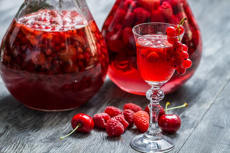 Roter Likör aus Beeren