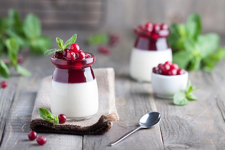 Kokosnuss-Johannisbeer-Panna-Cotta