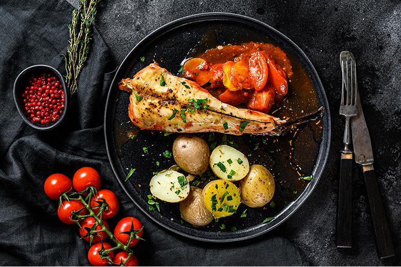 Seeteufel mit Tomatenragout und Kartoffeln