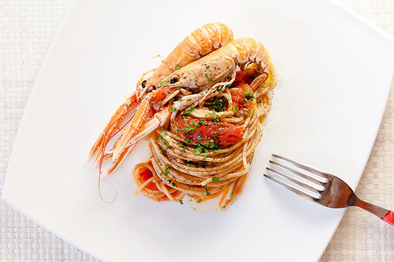 Spaghetti mit Scampi und Tomatensauce