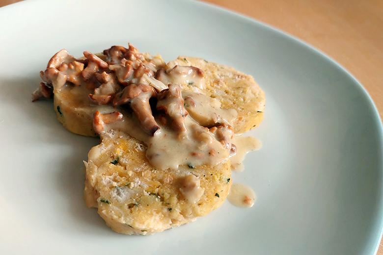 Eierschwämmlisauce mit Brotwürfelirolle