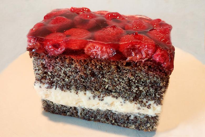 Himbeer-Mohn-Schnitte mit Joghurtcreme