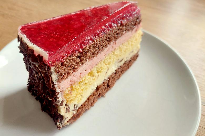 Schichttorte mit Himbeergelee