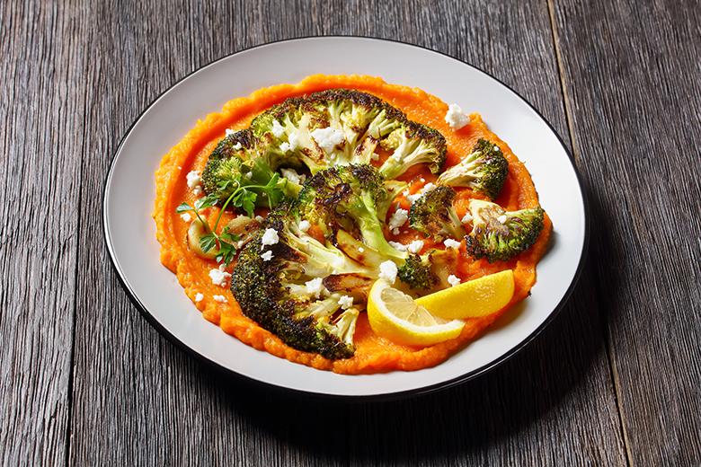 Broccolisteaks auf Kürbispüree