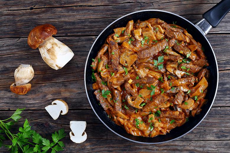 Gebratene Kalbsstreifen in Steinpilzsauce