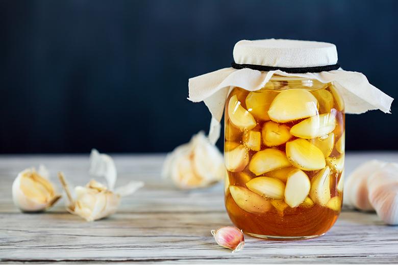 Fermentierter Knoblauch in Honig