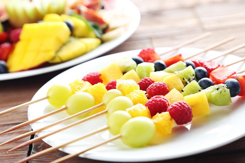 Bunte Obstspiesse