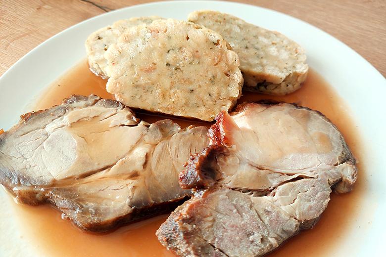 Schweinsbraten mit Semmelrolle