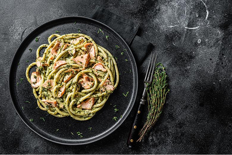 Bucatini mit Lachs und Spinat