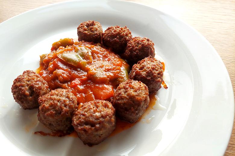 Hackbällchen mit Letscho