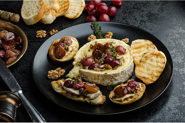 Gebackener Brie mit Weintrauben