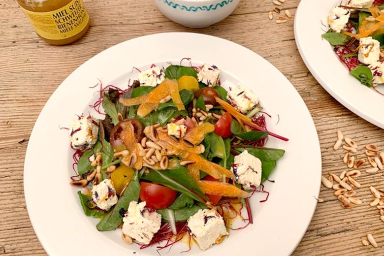 Salat mit Bloderkäse