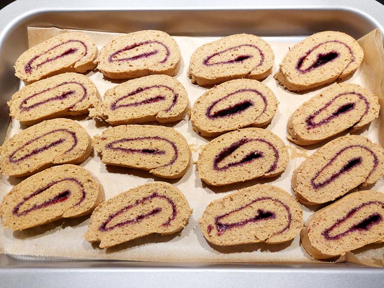 Biskuitroulade mit Weintraubenkonfi