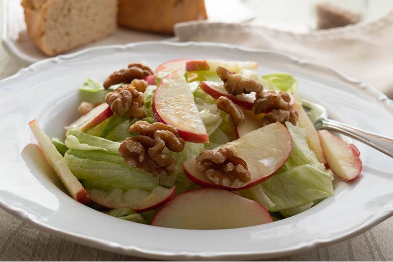 Grüner Salat mit Apfelspalten