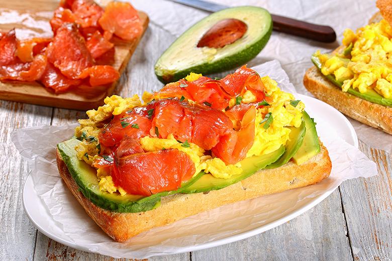 Lachs-Rührei auf Avocado