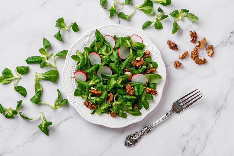 Frühlingshafter Nüsslisalat